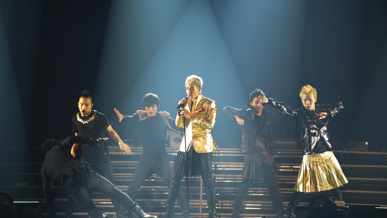 黄色い王冠ペンライトの海に包まれた20周年記念スタジアムツアー