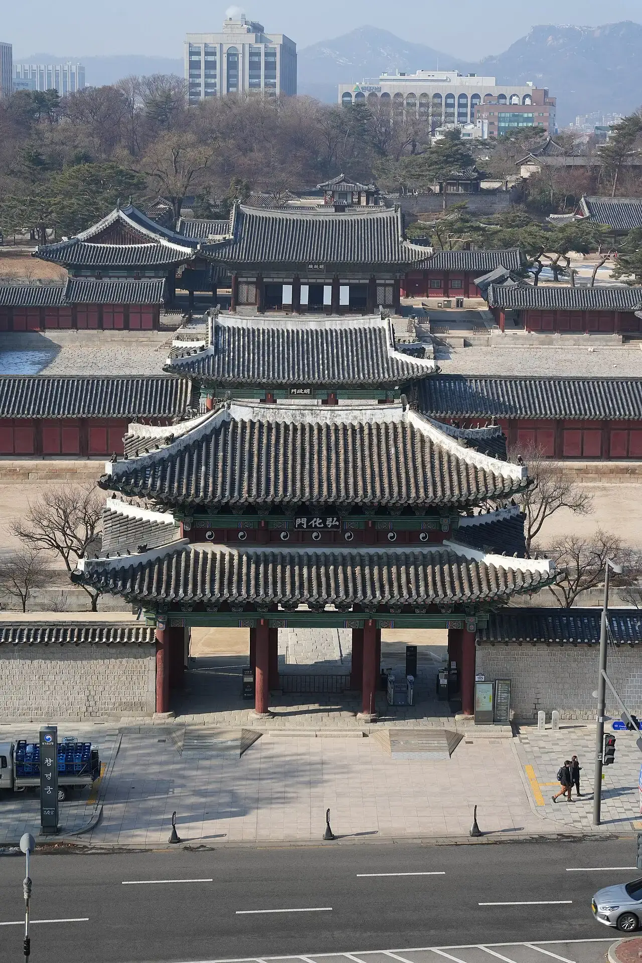 높은 곳에서 내려다본 창경궁 홍화문과 그 뒤로 일직선으로 이어진 명정문, 명정전