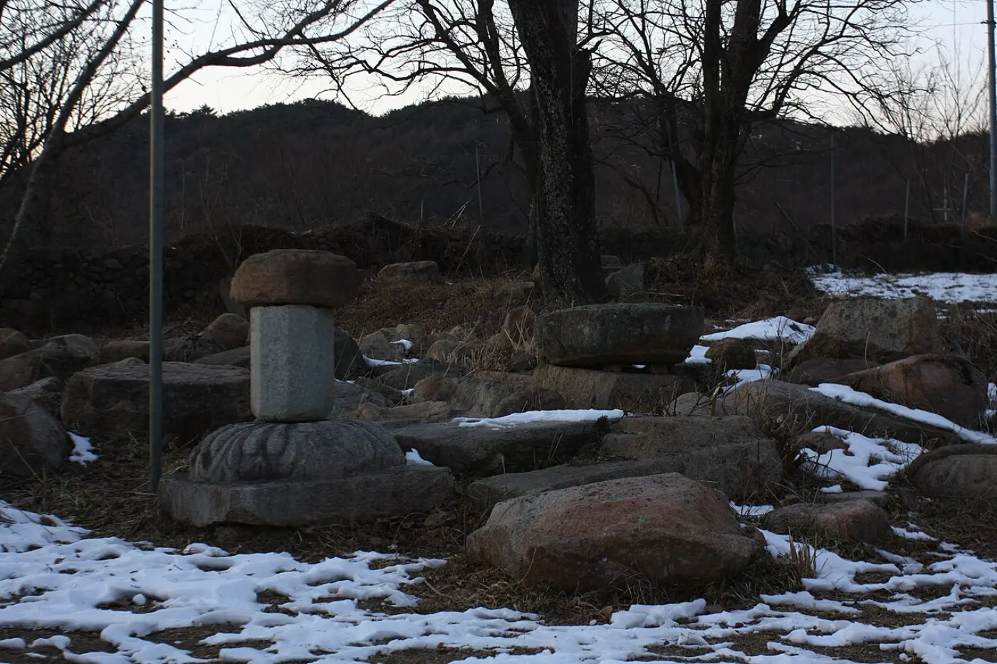 慶州南山（金鰲山）の茸長寺址に立つ三層石塔と山の稜線。金時習が籠居して『金鰲新話』を書いた場所とされます