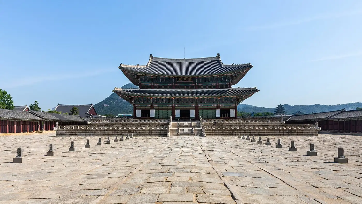 경복궁 근정전 정면과 돌로 포장된 넓은 앞마당