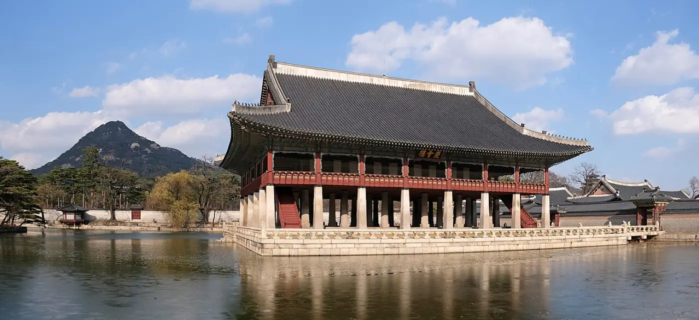 연못 위에 세워진 경복궁 경회루 전경