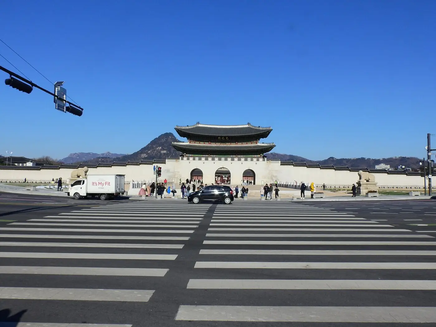 광화문 전경과 그 앞 도로, 뒤편 산자락