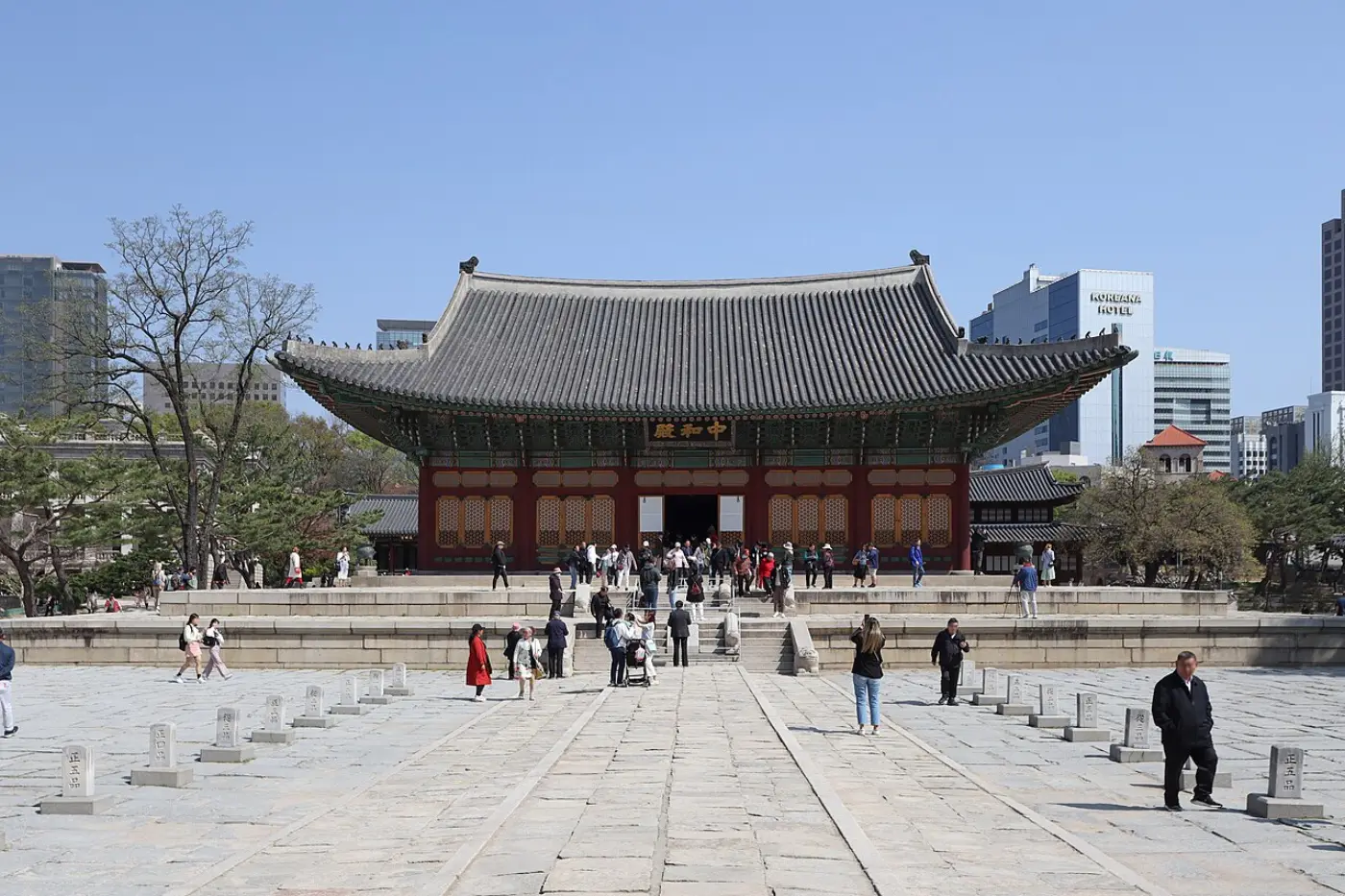 넓은 박석 마당과 품계석 너머 이층 기단 위에 선 덕수궁 중화전 정면