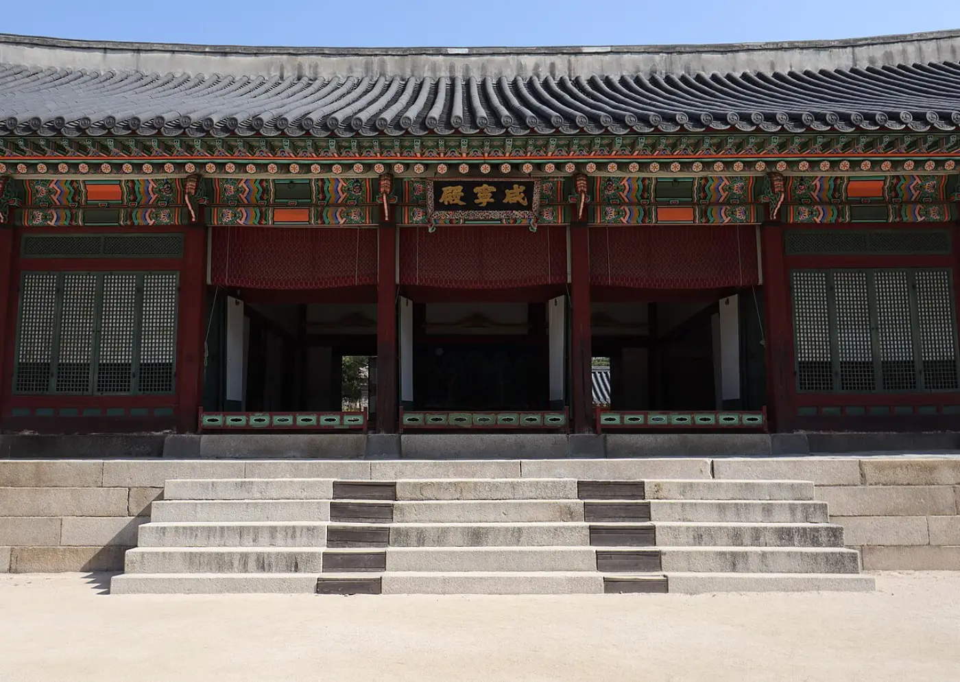 ’함녕전’ 현판이 걸린 덕수궁 함녕전 정면과 돌계단