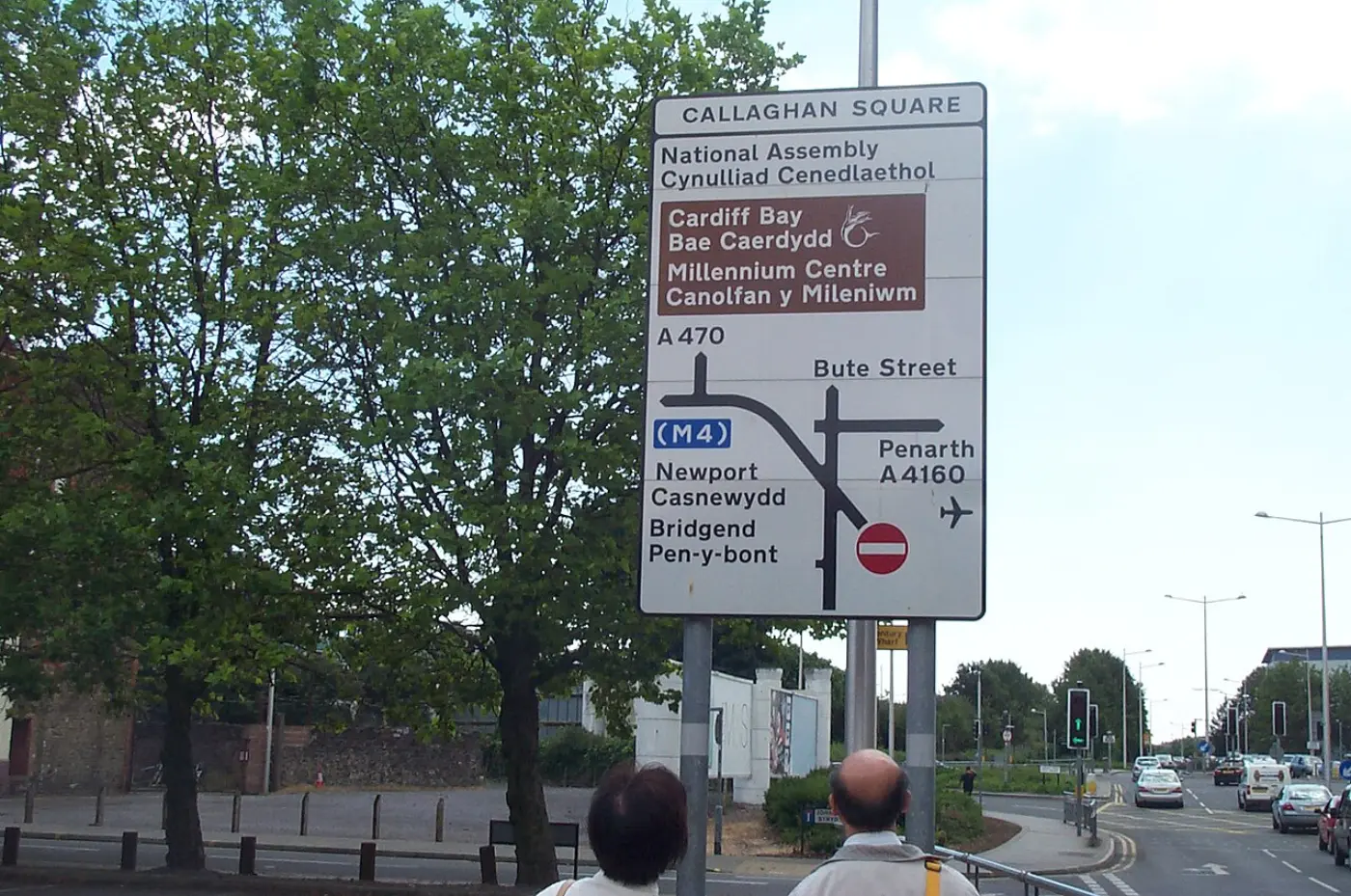 英国威尔士的双语公共道路标志，威尔士语（Cymraeg）和英语以同样大小并排标注