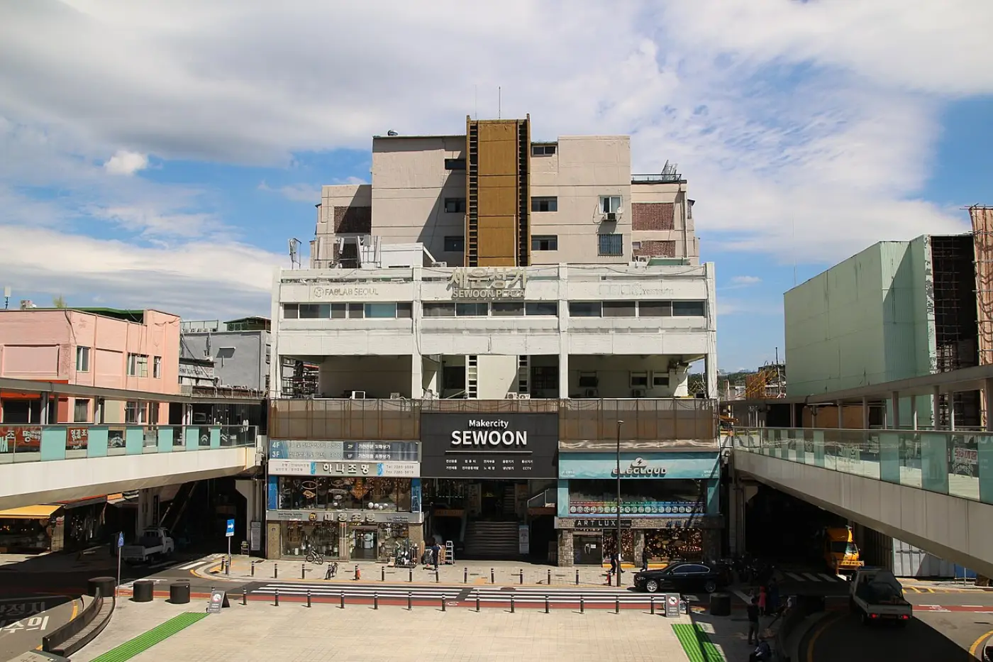 Sewoon Sangga building linked by elevated walkways