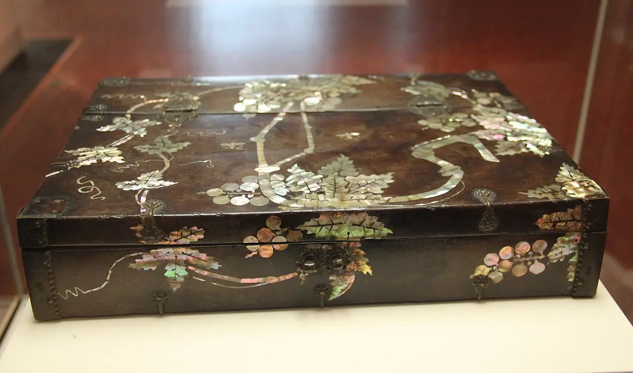 18th-century Joseon Najeon mother-of-pearl inlaid document box at the National Museum of Korea