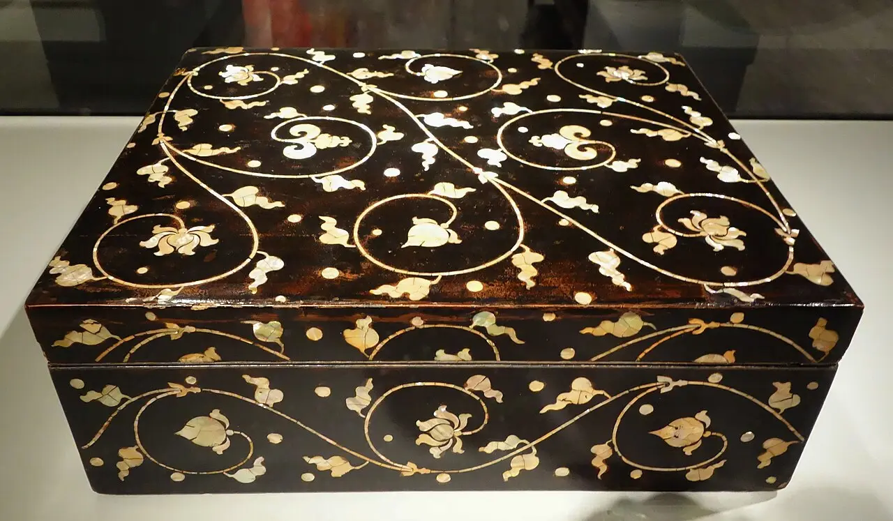 16th-17th century Joseon mother-of-pearl lacquer box at the Asian Art Museum of San Francisco