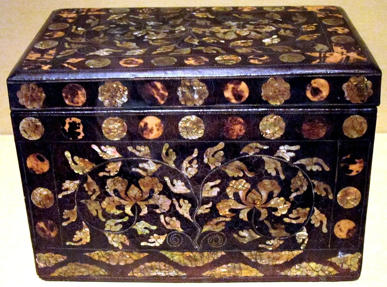 Late 18th-century Joseon lacquer box with mother-of-pearl and tortoiseshell at the Honolulu Museum of Art