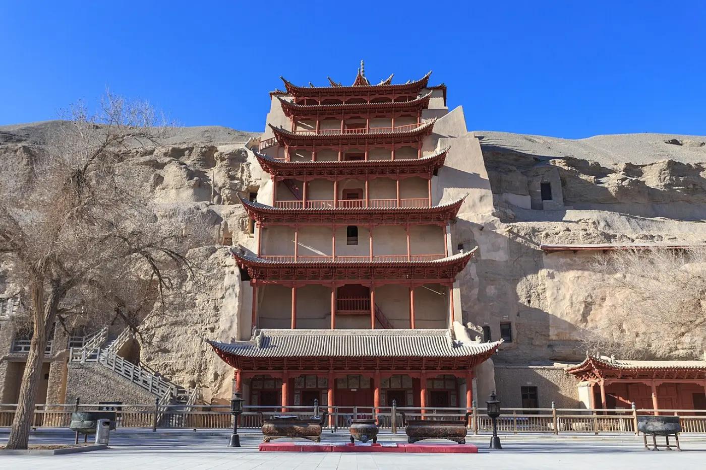塔克拉玛干沙漠南北两路分岔处的门户城市敦煌，世界遗产莫高窟（千佛洞）崖壁全景
