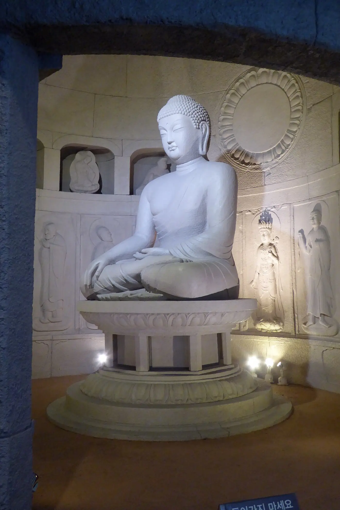 Model of Seokguram’s seated main Buddha with relief figures on the surrounding walls, shown in a museum
